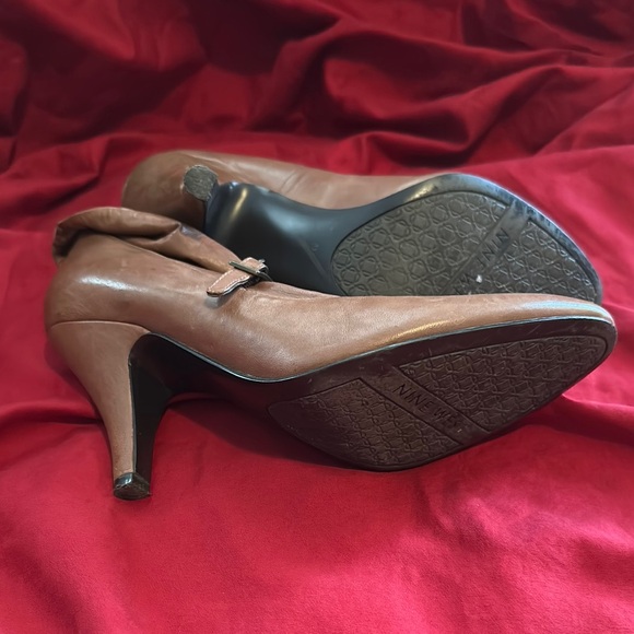 Vintage Nine West Tan Leather Ankle Booties with Strap Closure - Picture 4 of 5